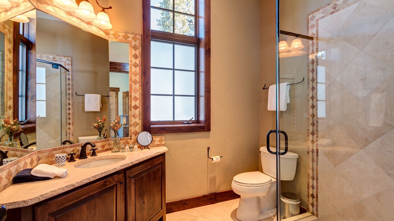Photo of Bathroom in Four O'Clock