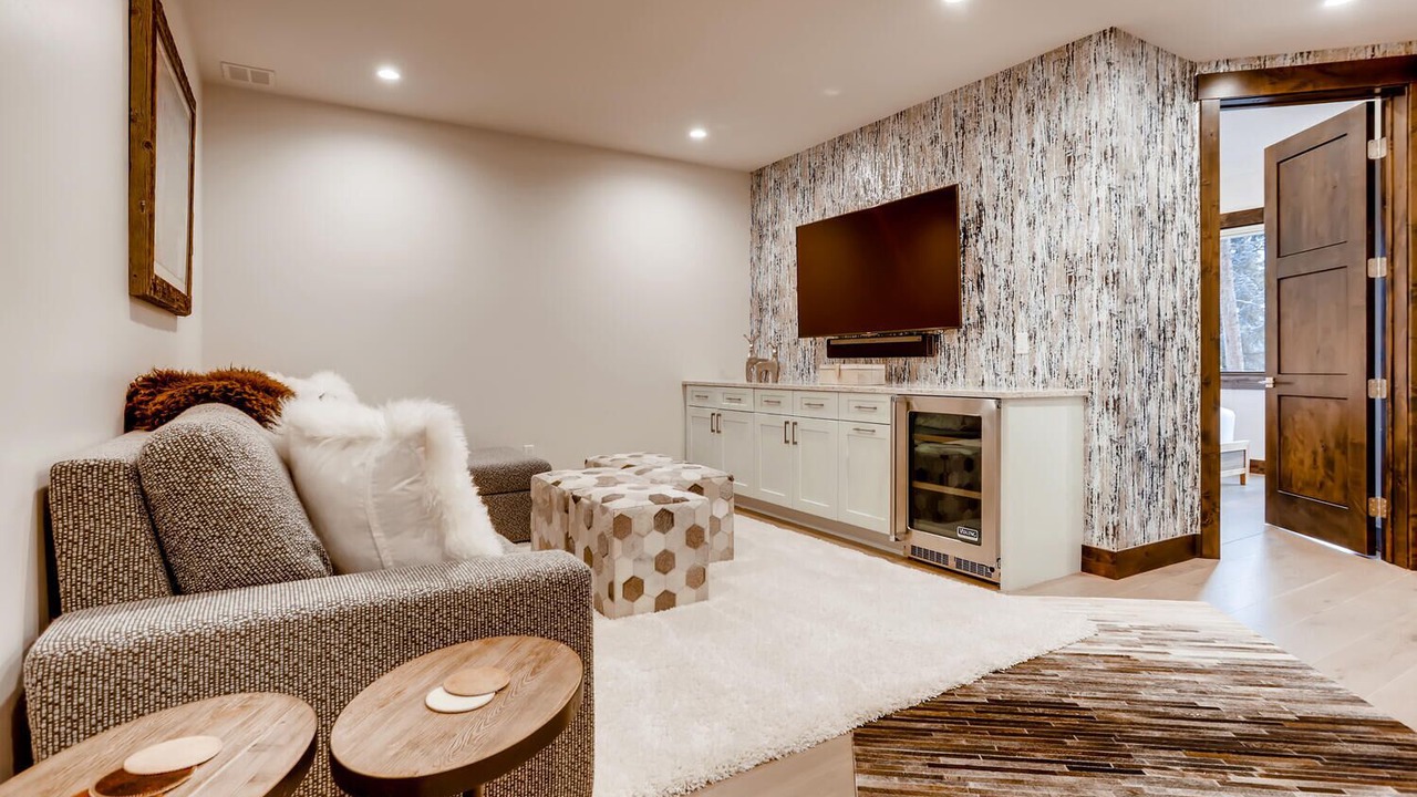 Photo of Livingroom in Peak 8