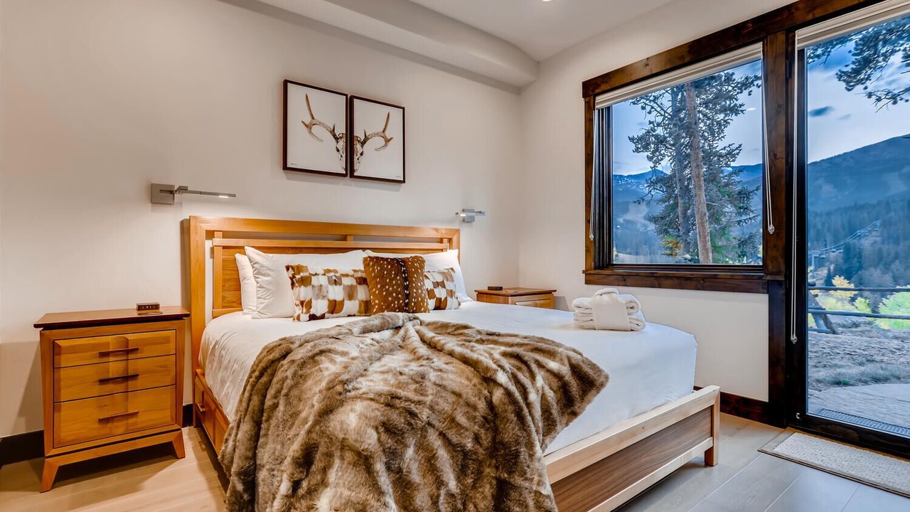 Photo of Bedroom in Peak 8