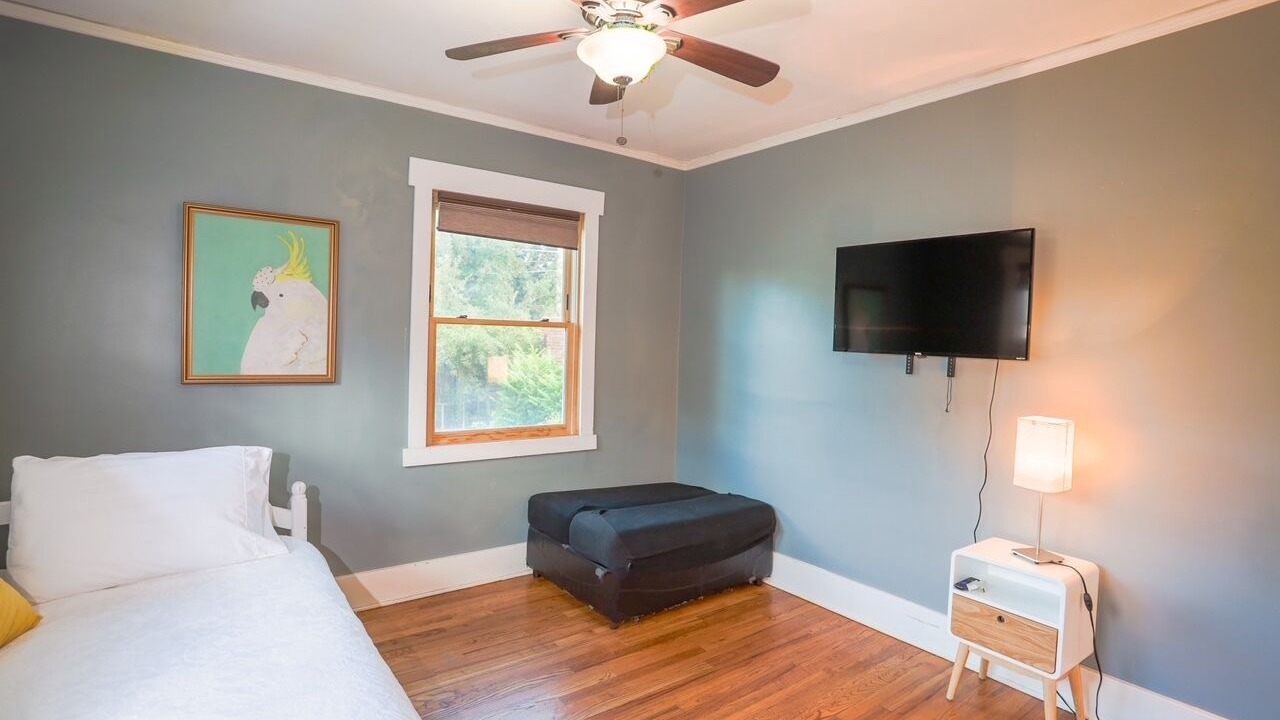 Photo of Bedroom in Hale