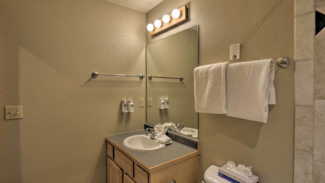 Photo of Bathroom in Four O'Clock