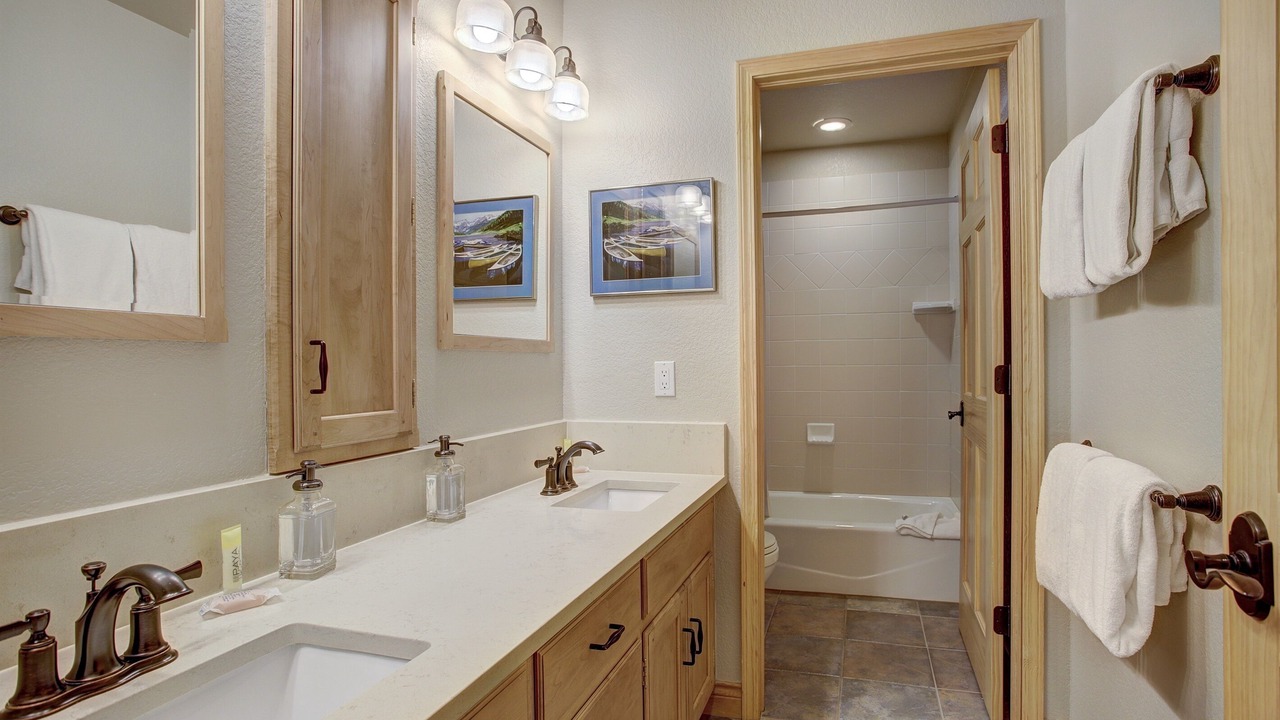 Photo of Bathroom in Warrior's Mark West