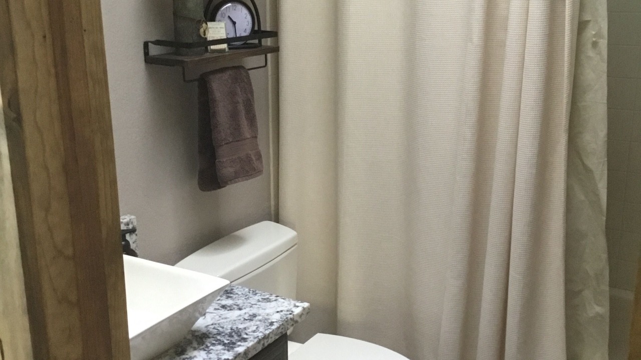 Photo of Bathroom in Richmond Hill Corridor