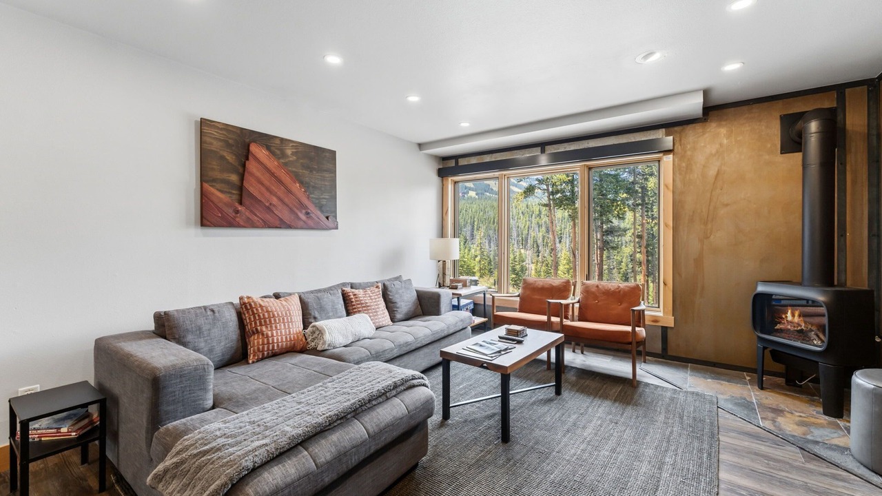 Photo of Livingroom in Warrior's Mark West
