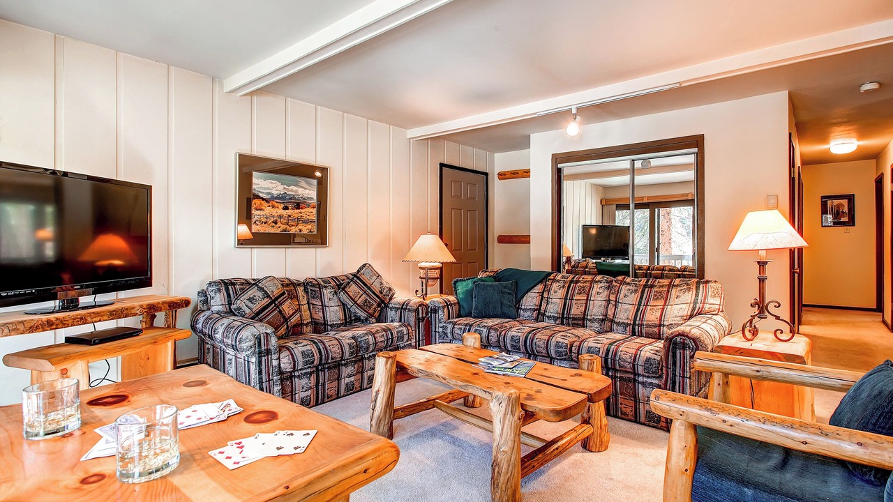 Photo of Livingroom in Peak 9