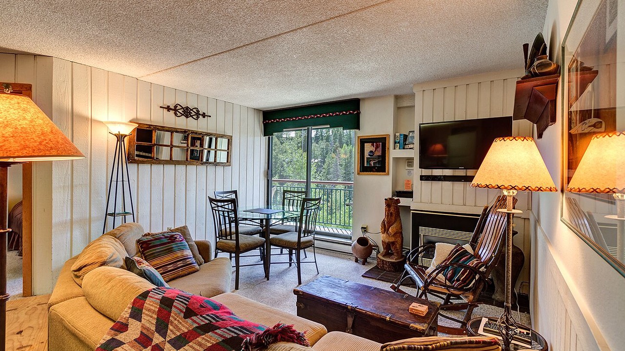 Photo of Livingroom in Peak 9