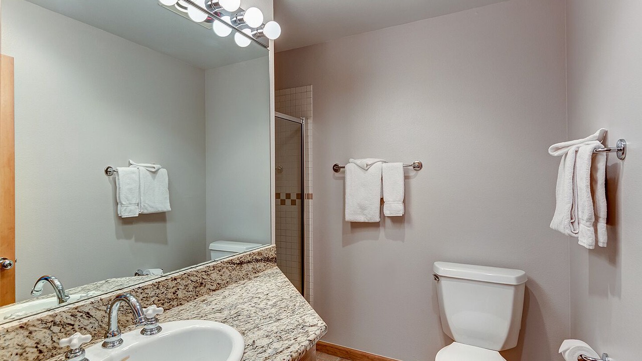 Photo of Bathroom in Peak 9