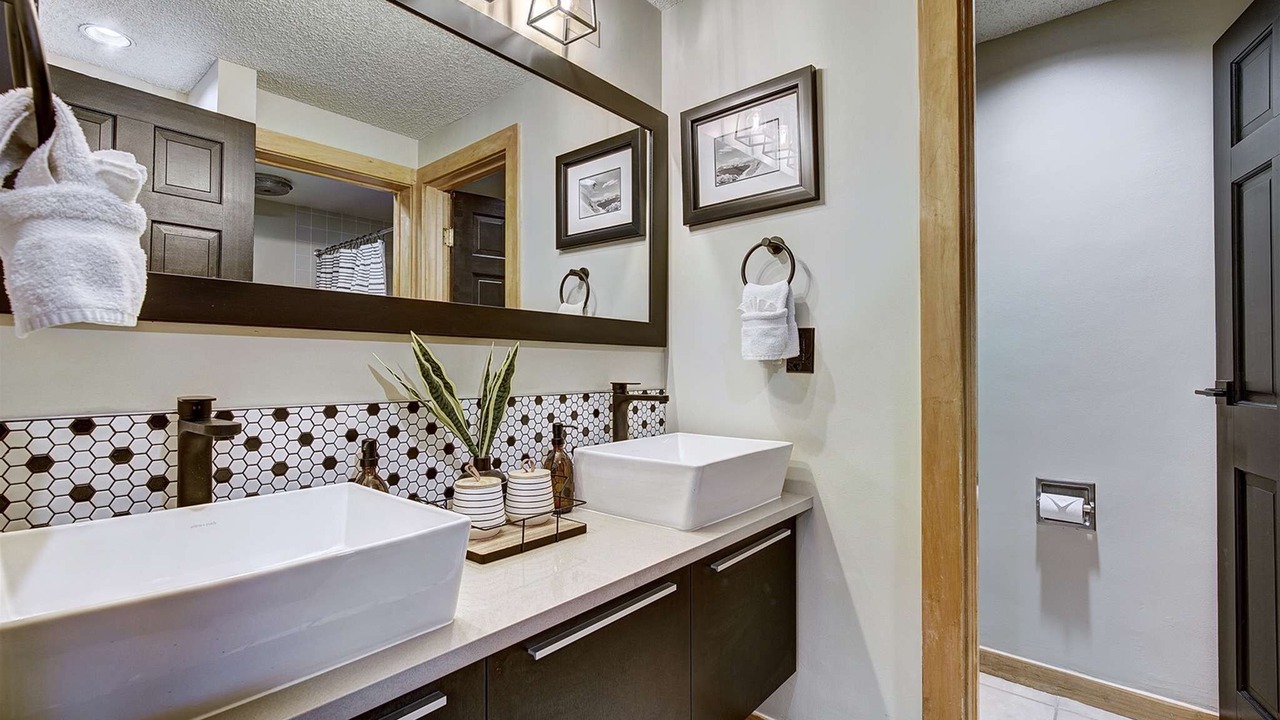 Photo of Bathroom in Peak 9