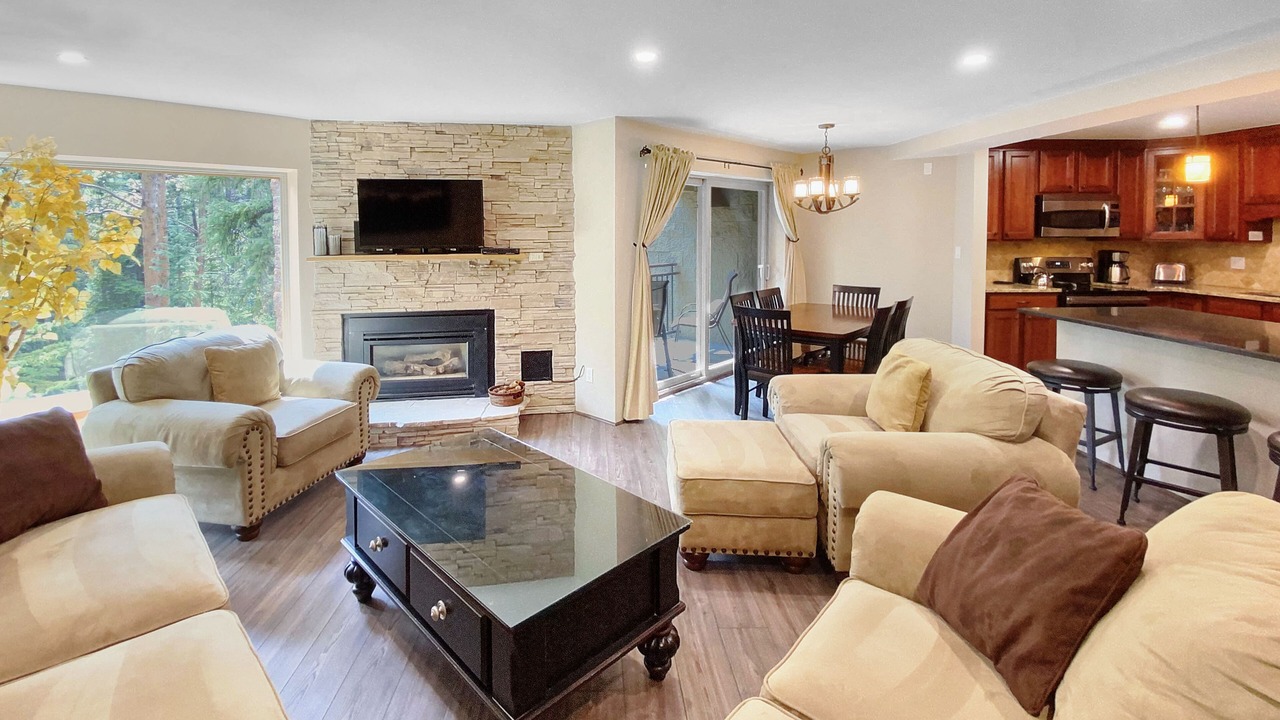 Photo of Livingroom in Peak 9