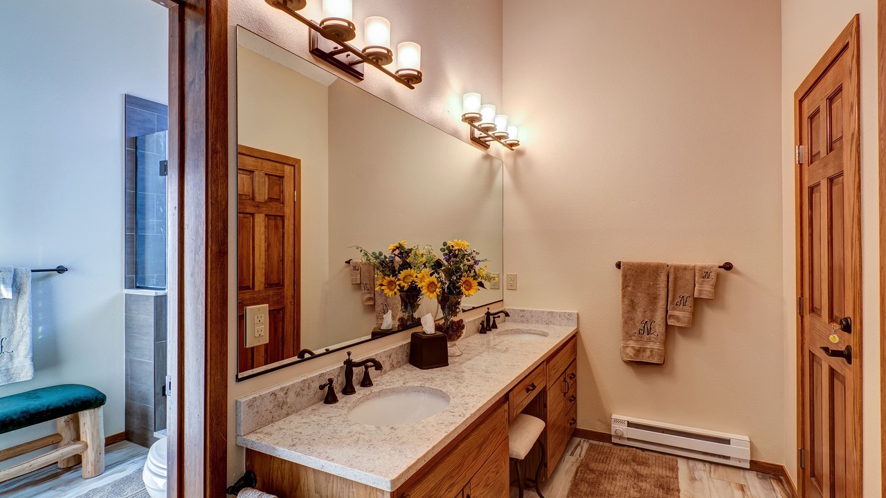 Photo of Bathroom in Four O'Clock