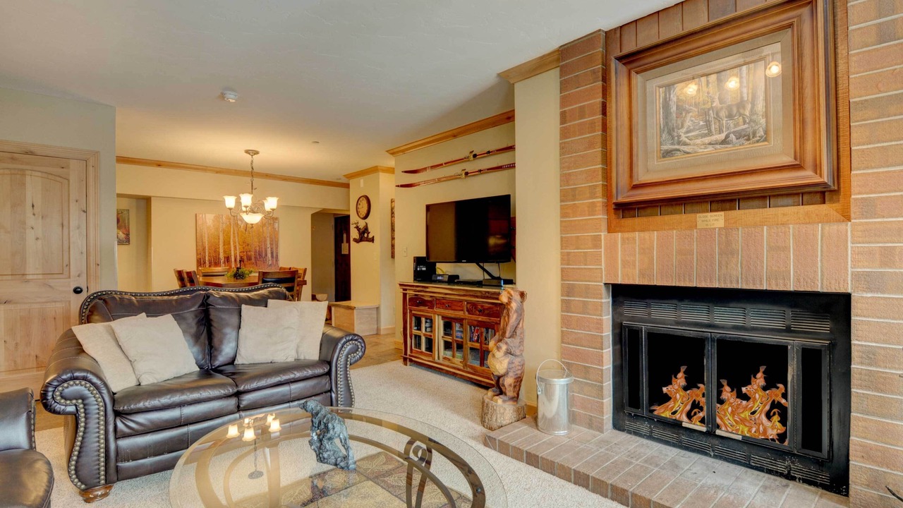 Photo of Livingroom in Peak 9