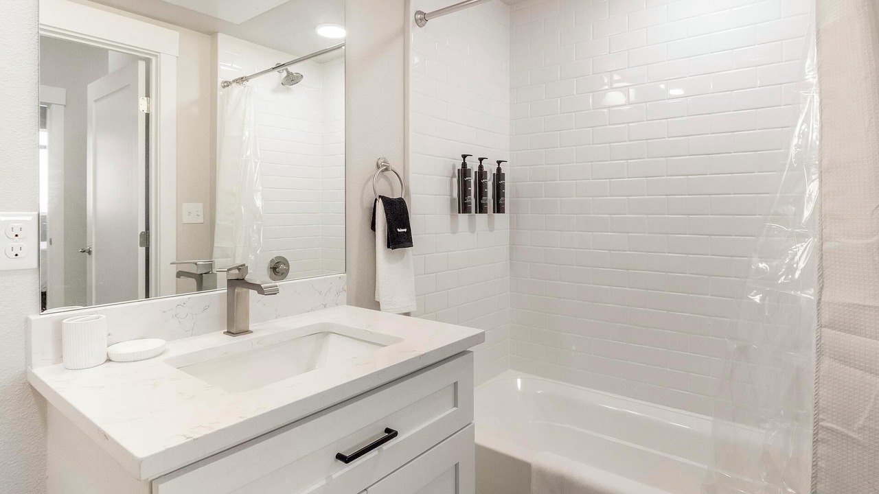 Photo of Bathroom in College View
