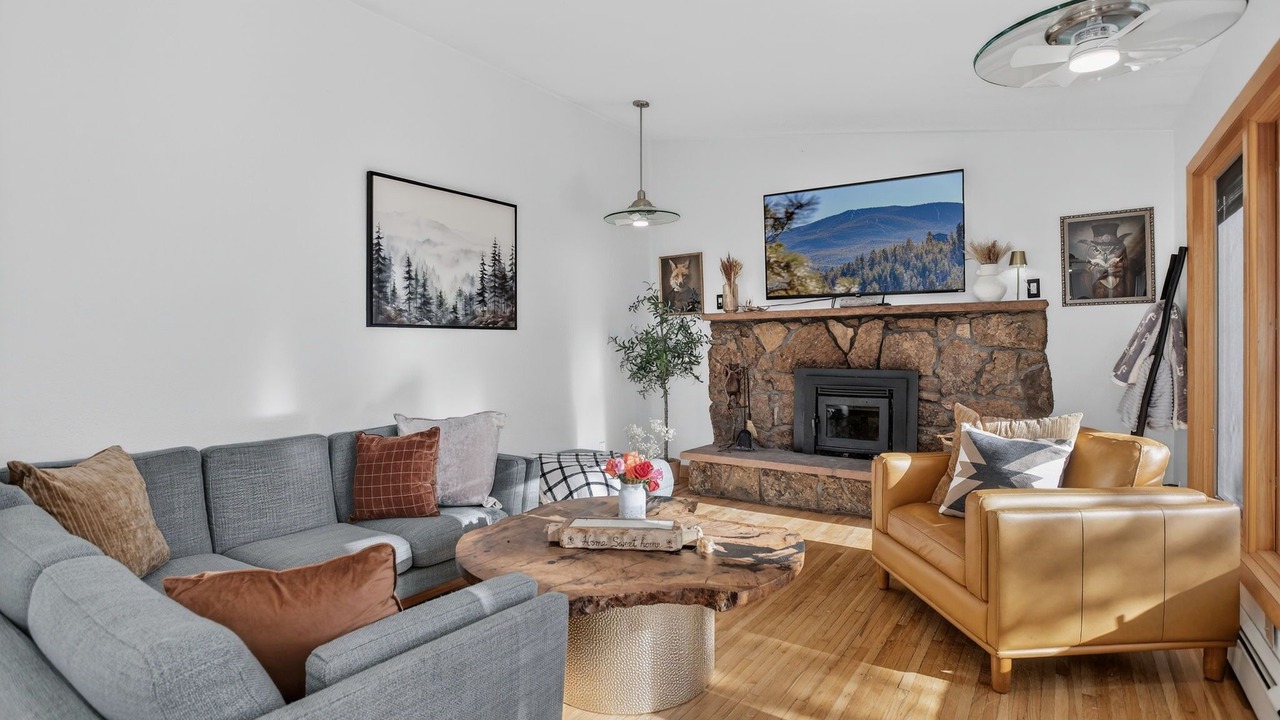 Photo of Livingroom in Shadow Mountain