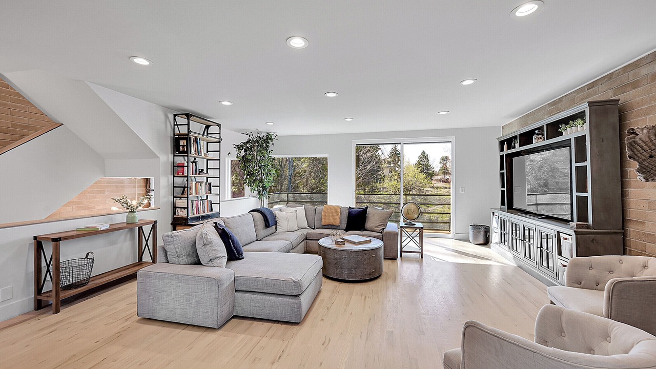 Photo of Livingroom in North Alameda