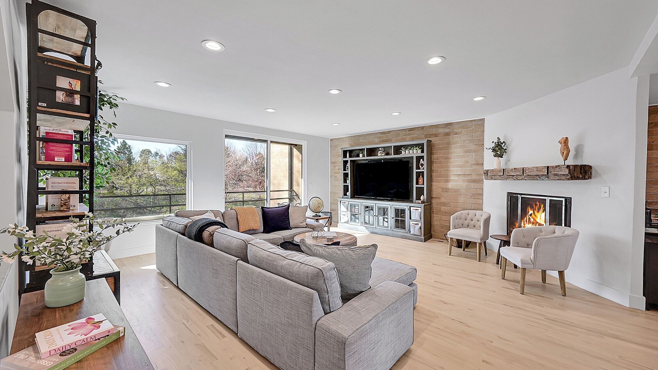 Photo of Livingroom in North Alameda