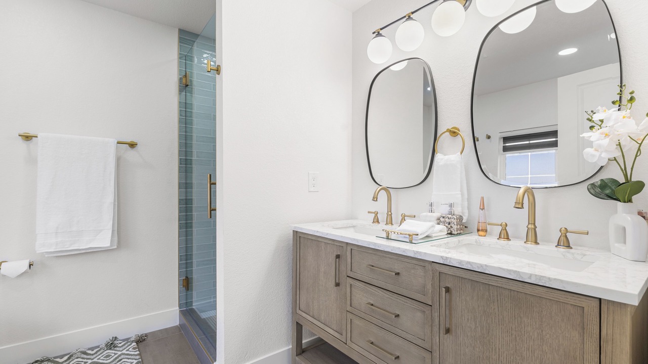 Photo of Bathroom in Club Crest