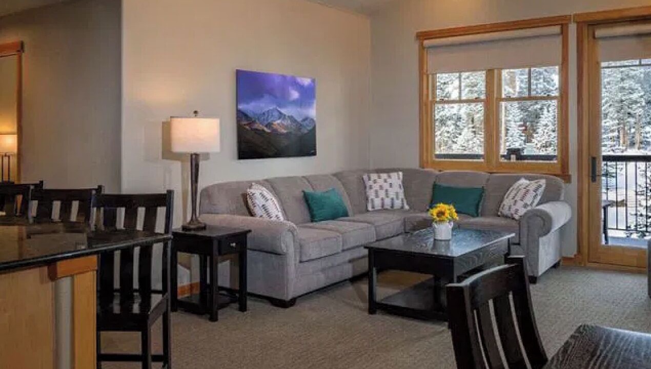 Photo of Livingroom in Peak 9