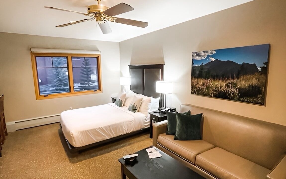 Photo of Livingroom in Peak 9