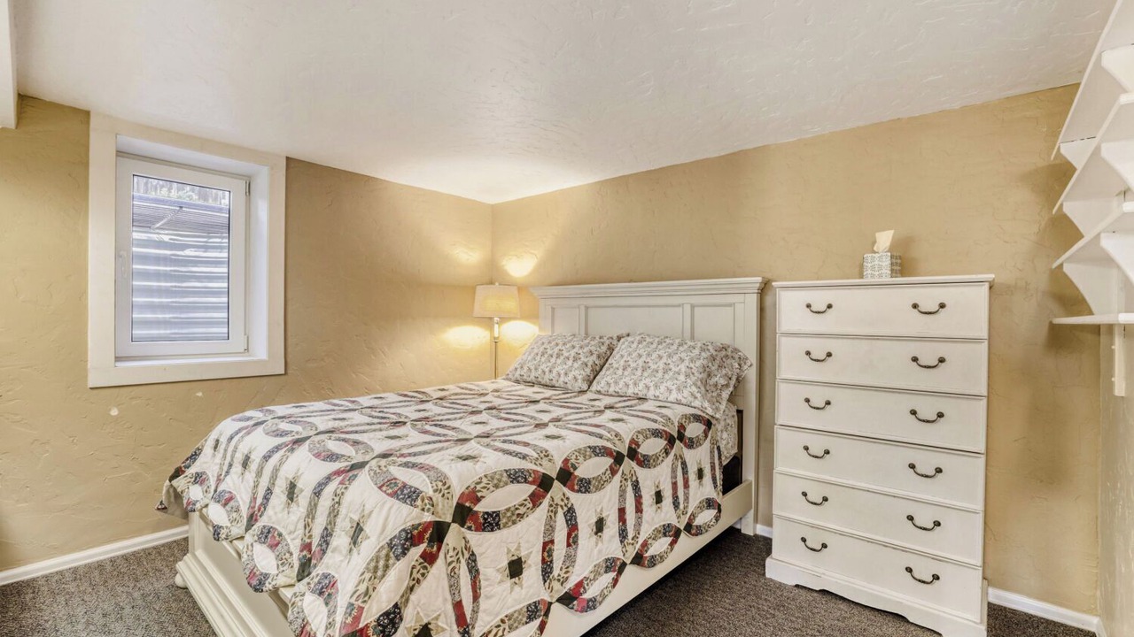 Photo of Bedroom in Ken Caryl