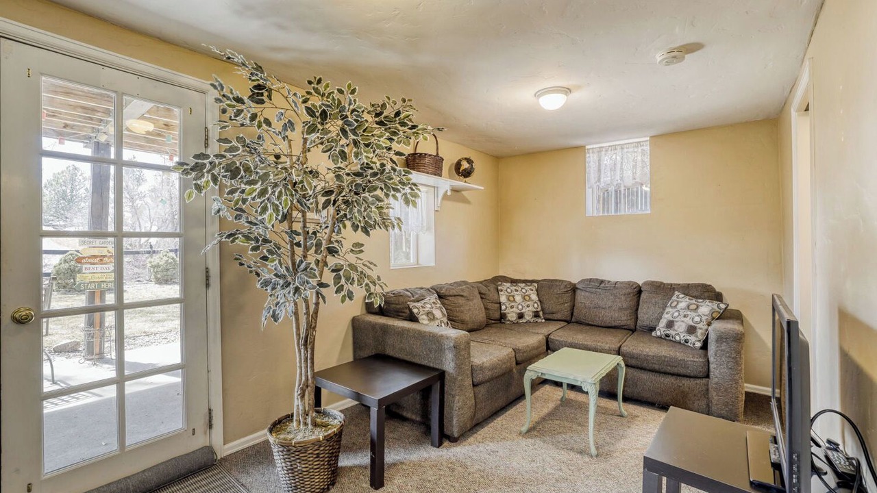 Photo of Livingroom in Ken Caryl