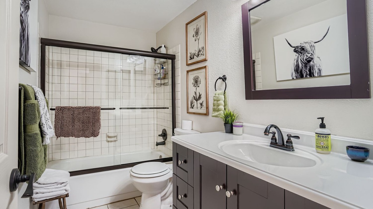 Photo of Bathroom in Richmond Hill Corridor