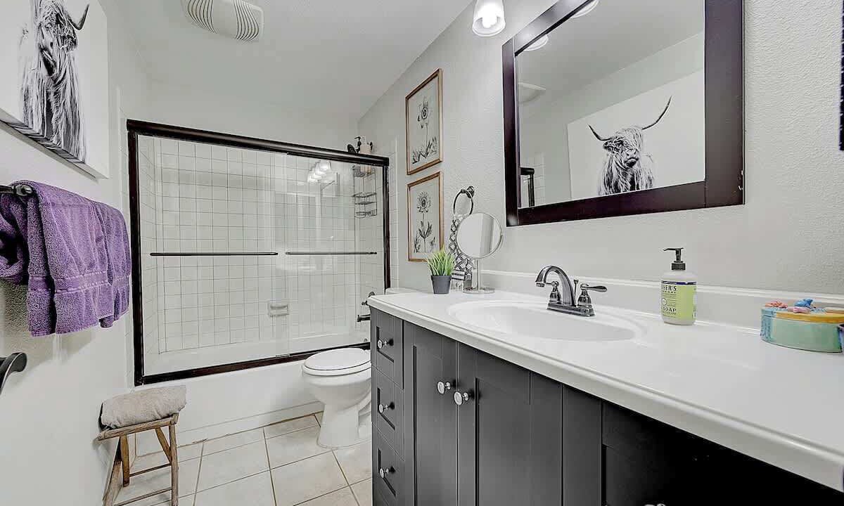Photo of Bathroom in Richmond Hill Corridor