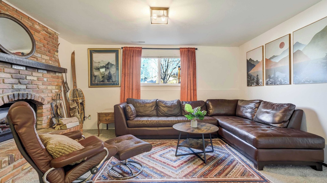 Photo of Livingroom in Pleasant Valley