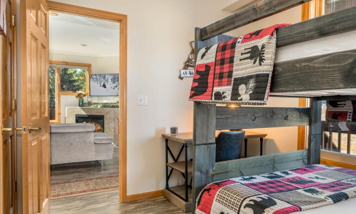 Photo of Bedroom in Summit Cove