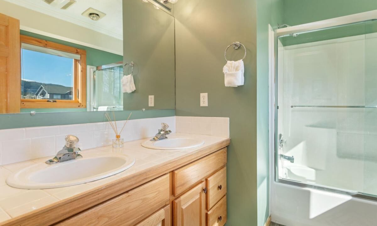 Photo of Bathroom in Summit Cove