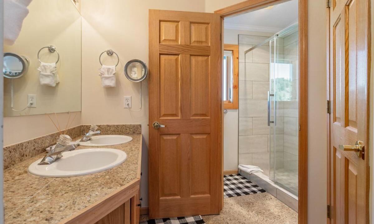 Photo of Bathroom in Summit Cove