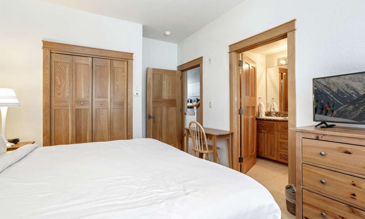Photo of Bedroom in Lakeside Village