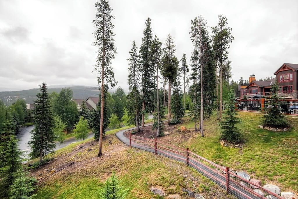 Photo of Outdoor in Four O'Clock