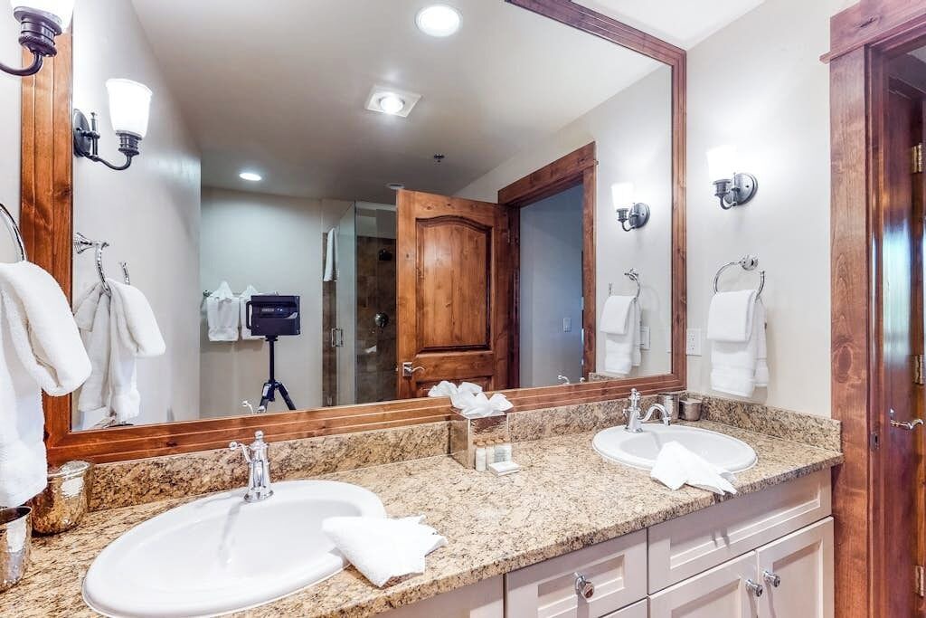 Photo of Bathroom in Four O'Clock