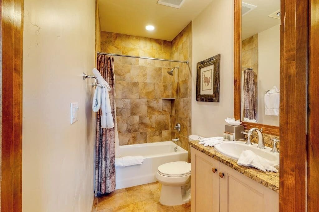 Photo of Bathroom in Four O'Clock