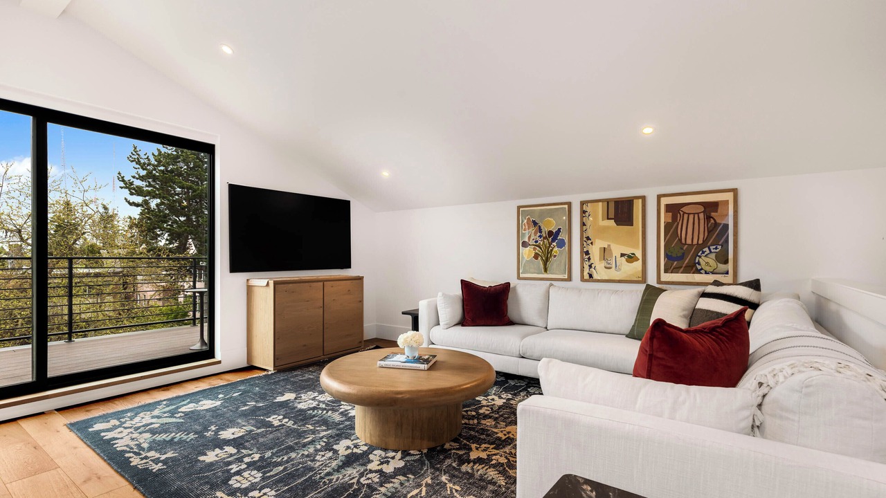Photo of Livingroom in West Queen Anne