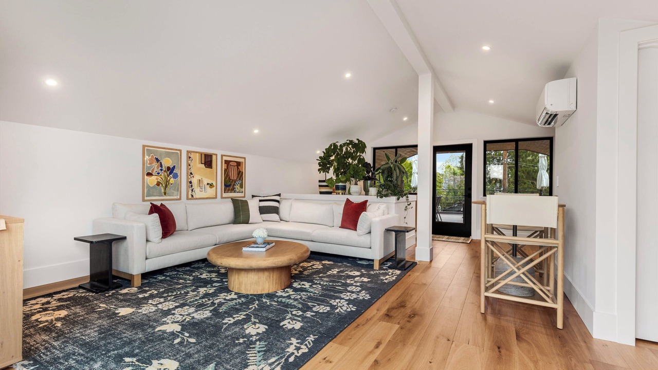 Photo of Livingroom in West Queen Anne