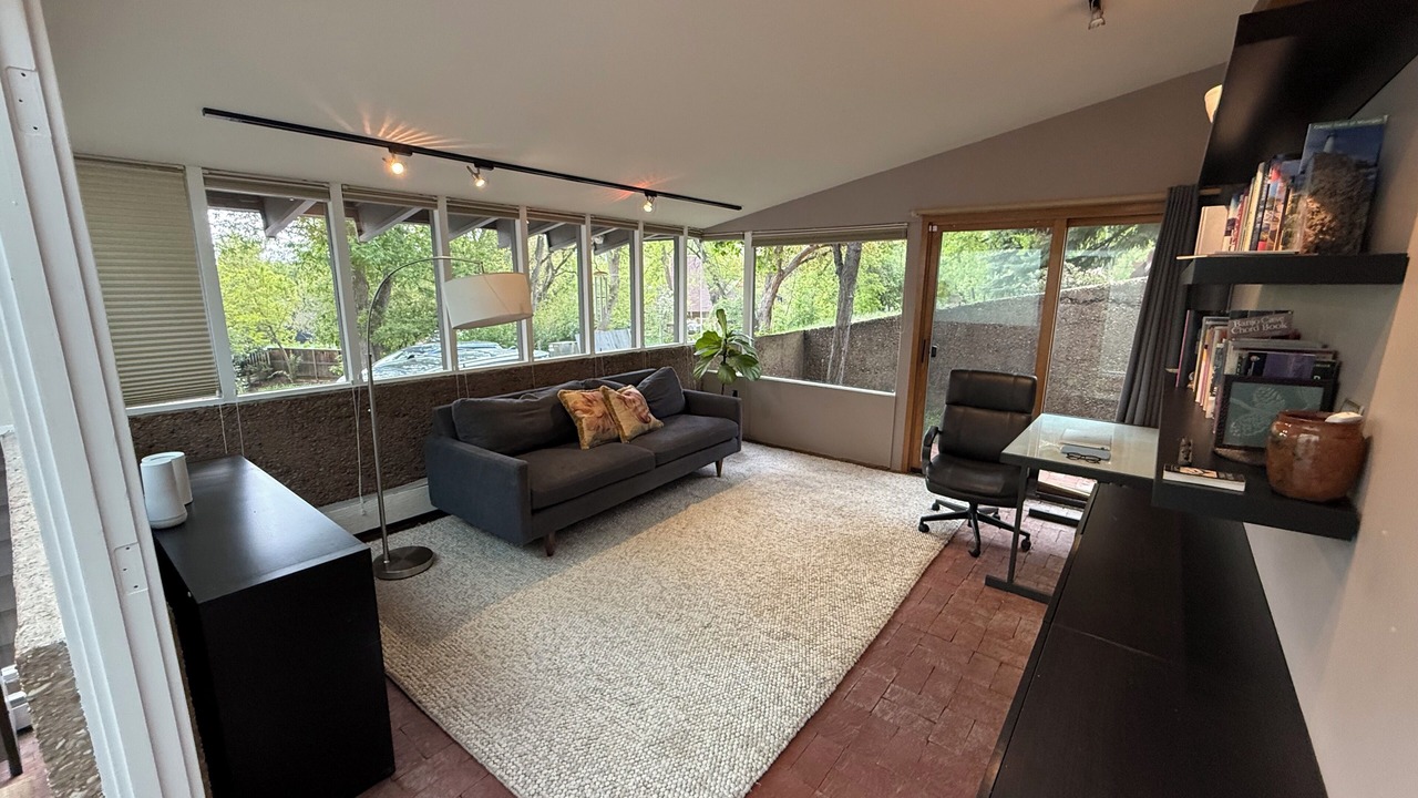 Photo of Livingroom in Downtown