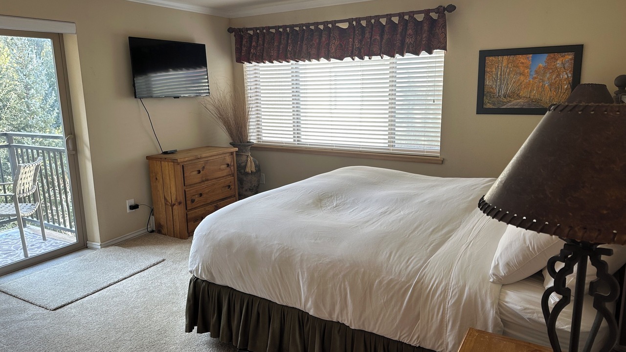 Photo of Bedroom in Peak 9