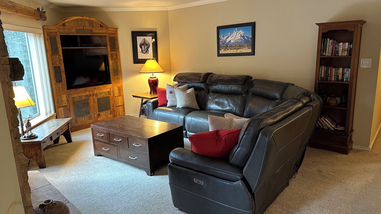 Photo of Livingroom in Peak 9