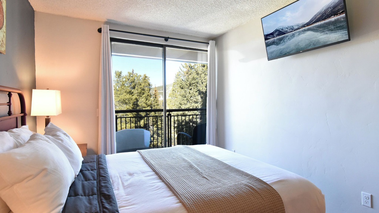 Photo of Bedroom in Peak 9