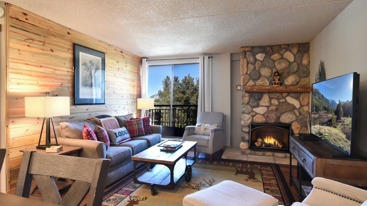 Photo of Livingroom in Peak 9
