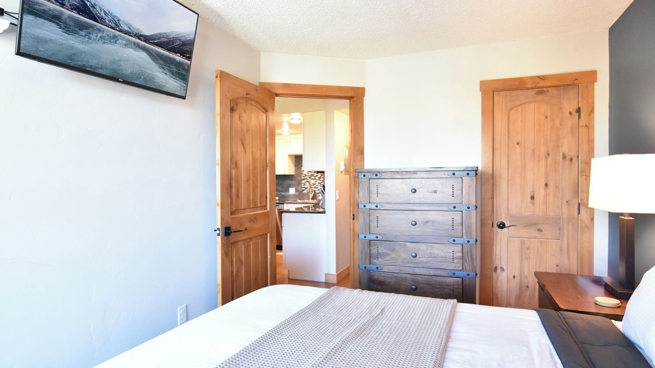 Photo of Bedroom in Peak 9