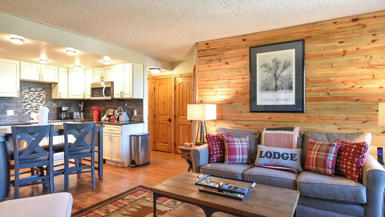 Photo of Livingroom in Peak 9