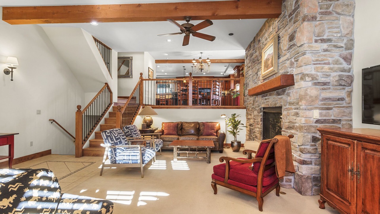 Photo of Livingroom in Peak 9