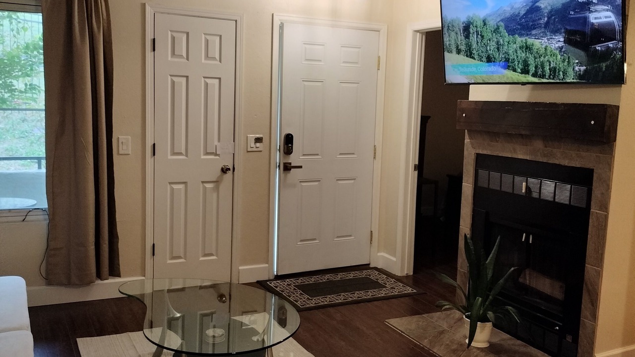Photo of Livingroom in Edgewater