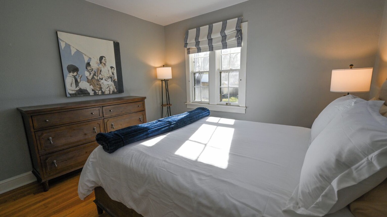 Photo of Bedroom in Hale