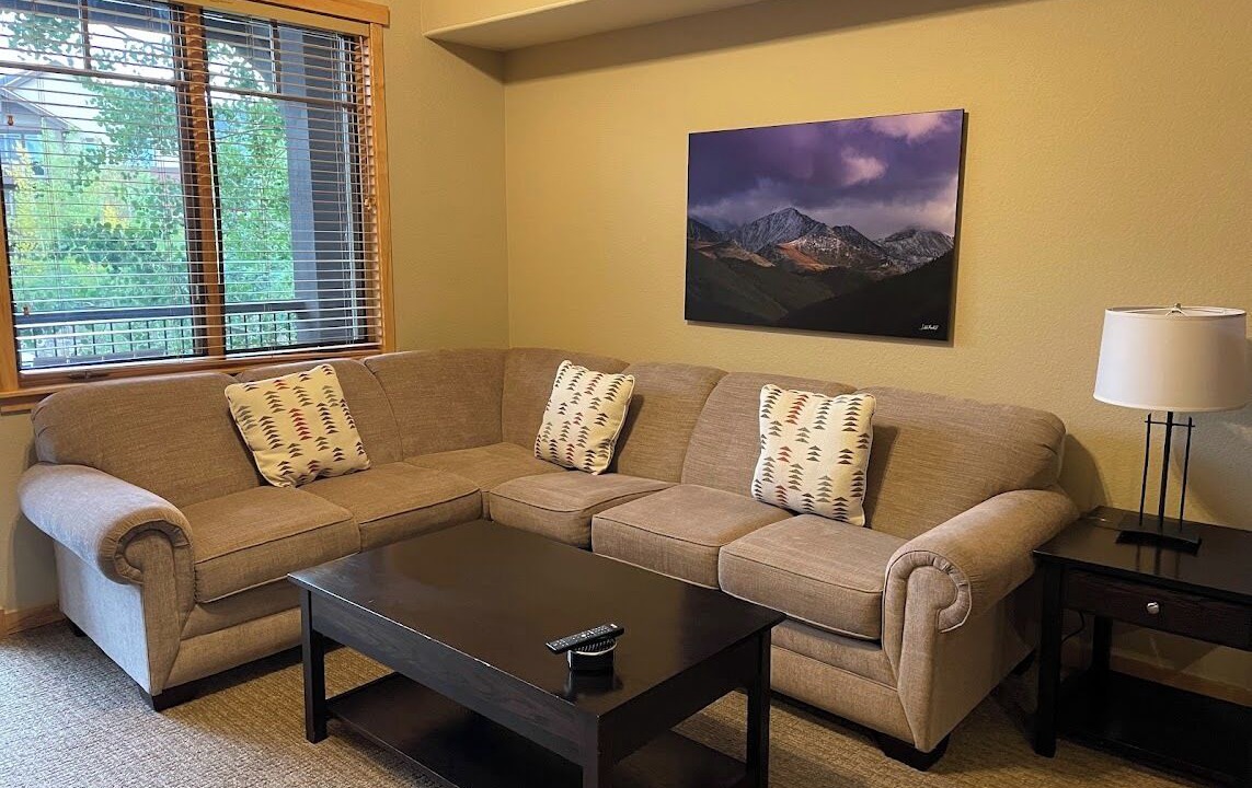 Photo of Livingroom in Peak 9