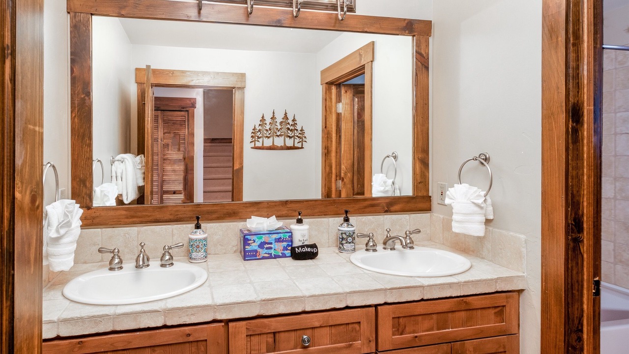 Photo of Bathroom in Lakeside Village