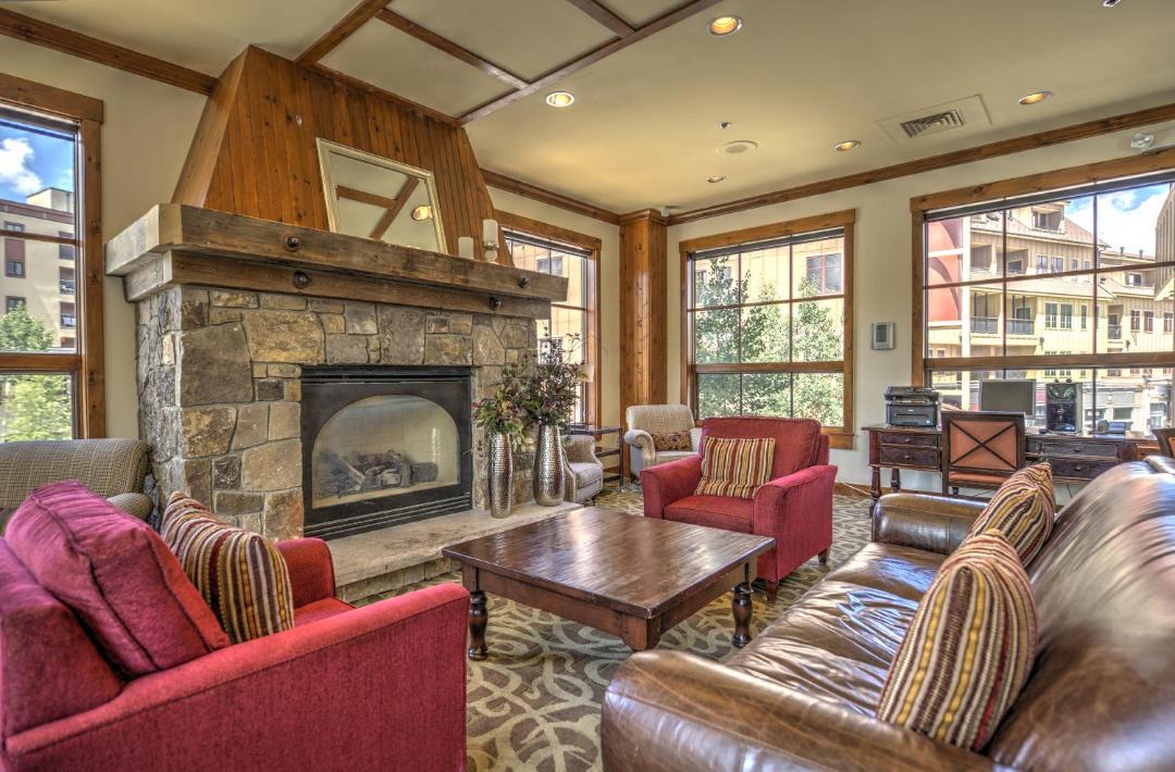 Photo of Livingroom in Peak 9