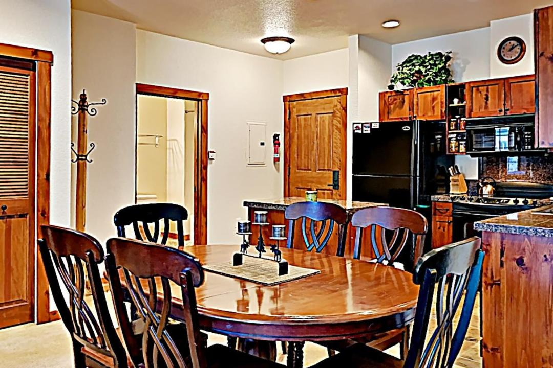 Photo of Livingroom in Peak 9